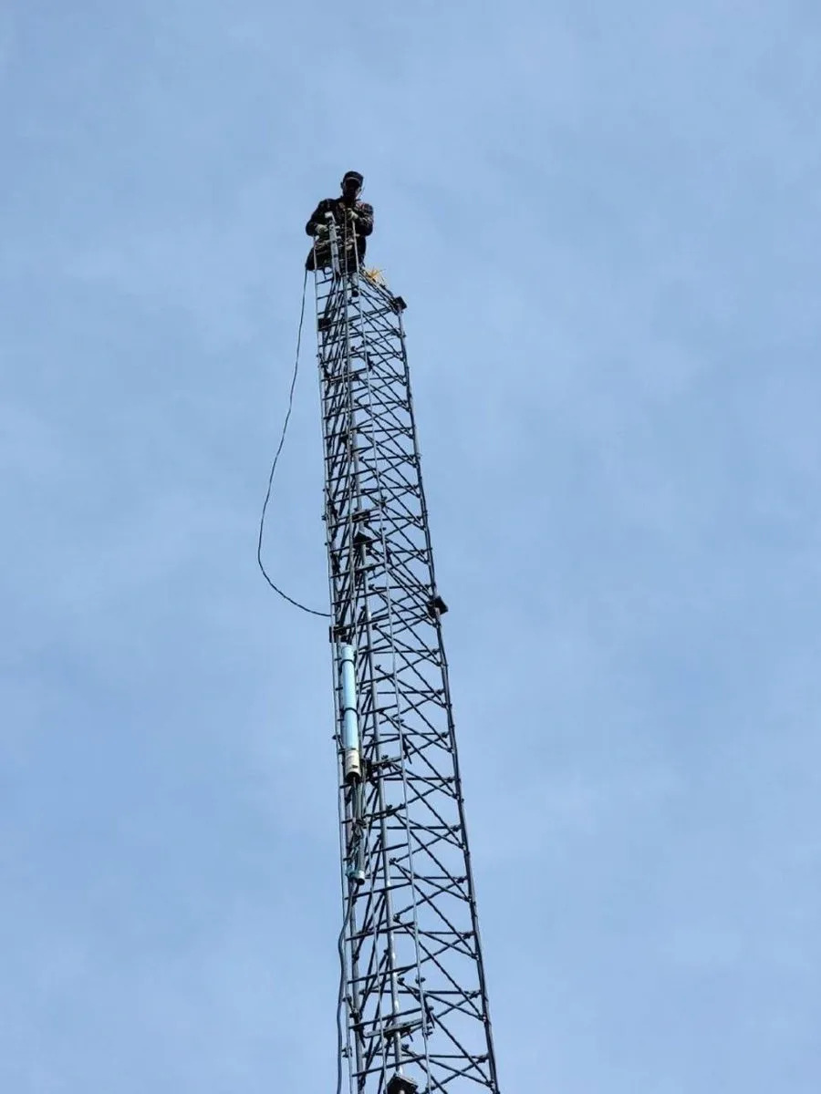 Will-up-on-Cusick-repeater-tower.jpg 